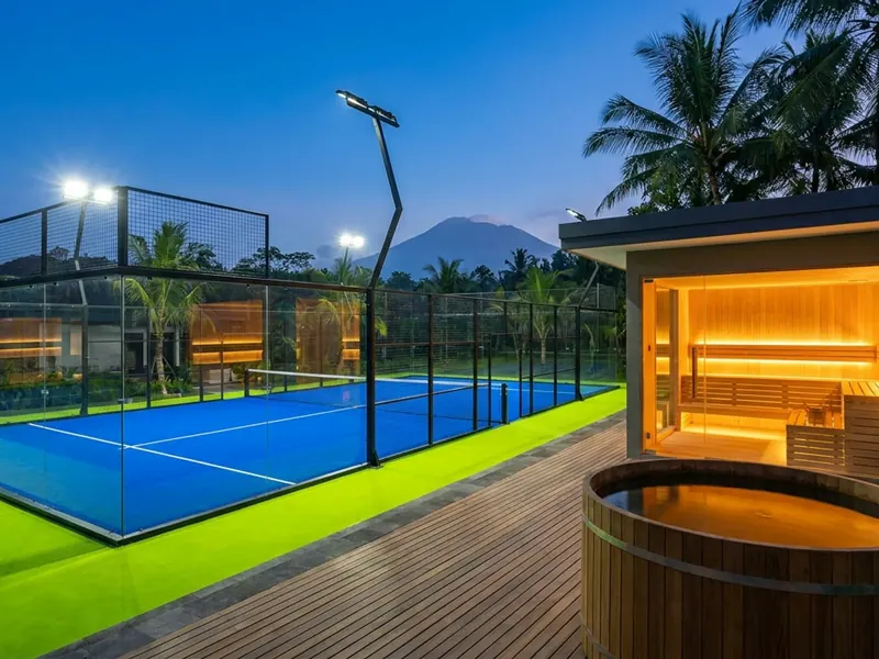 Lighting LED lapangan padel malam hari di Medan